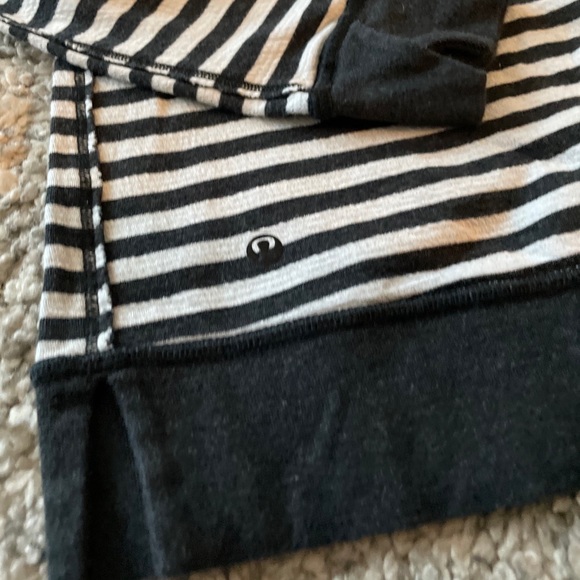 Lululemon REVERSIBLE long sleeved thin sweatshirt - Picture 4 of 11